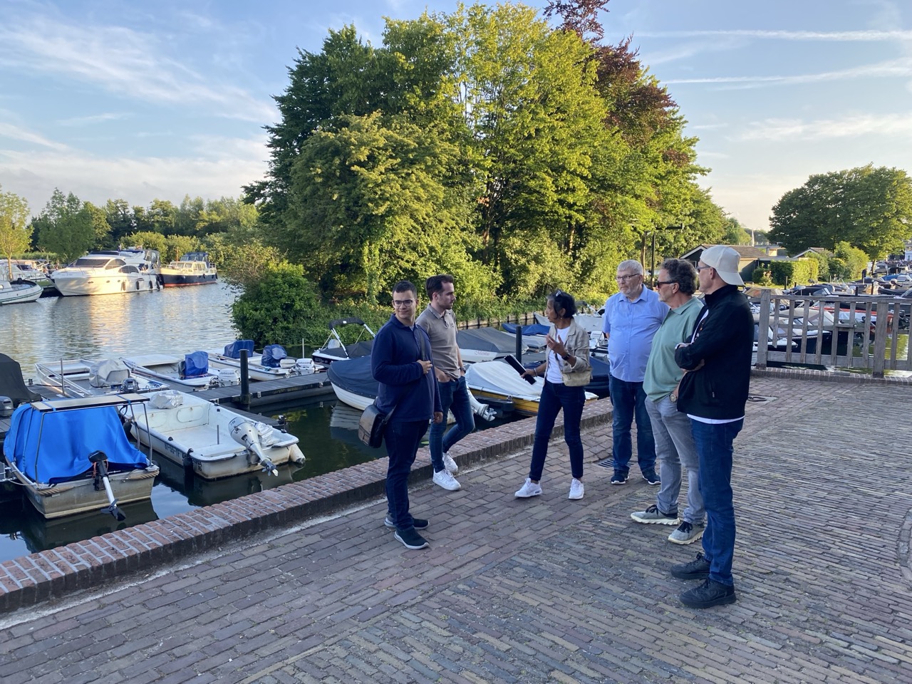 Foto van een deel van de fractie die een rondleiding geeft. Dit was voor ons de start van de route. 