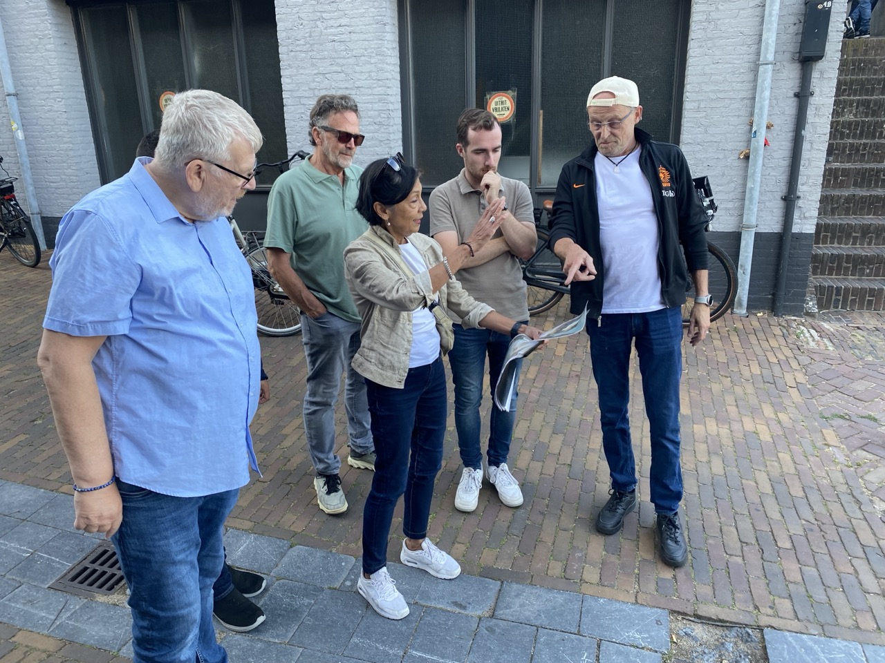 Magda die met passie staat te vertellen tijdens de route