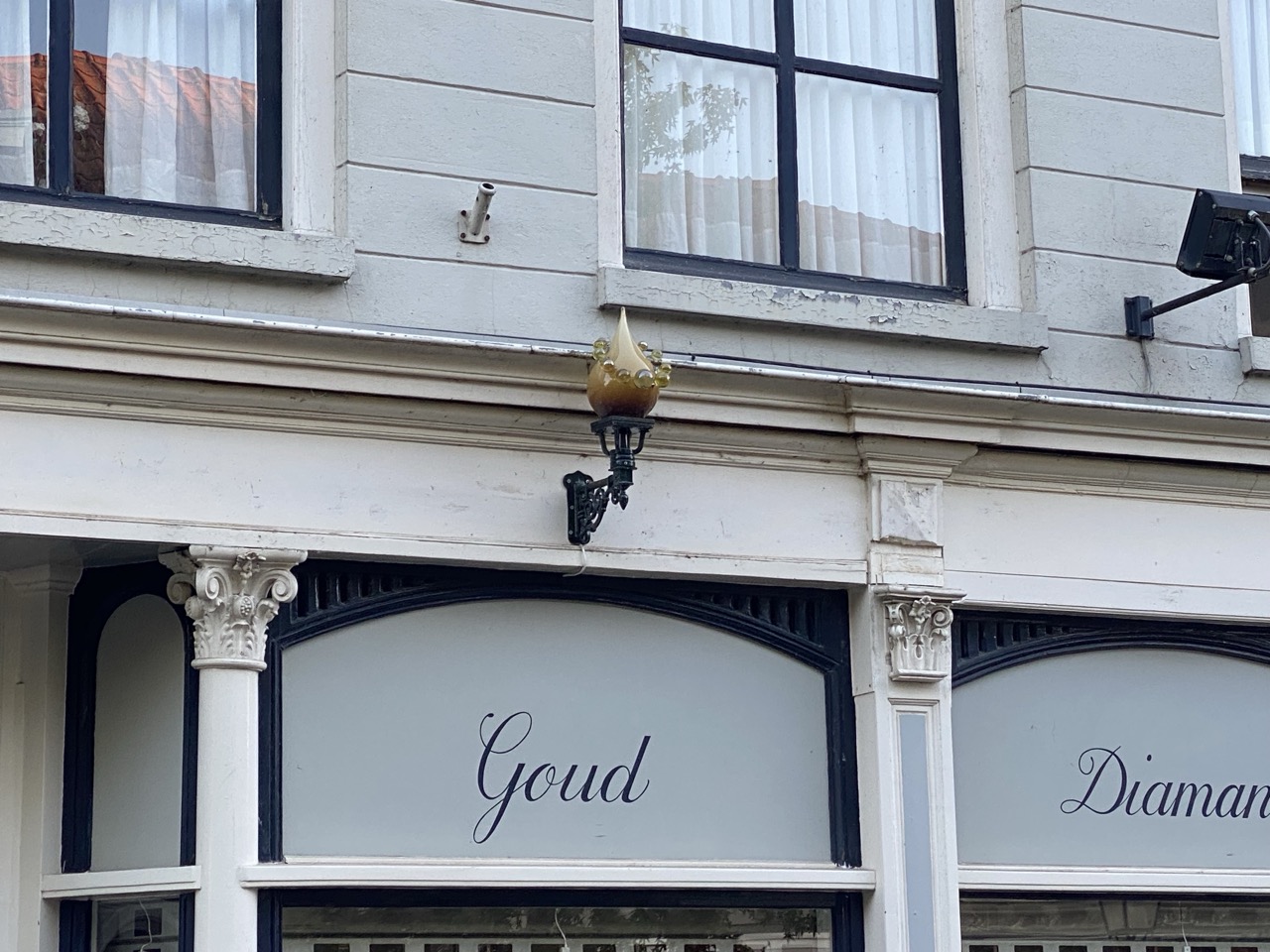 Een druppel van glas die boven meerdere winkels terug te vinden zijn. Iedere druppel verteld wat over de winkel waar hij boven hangt. 