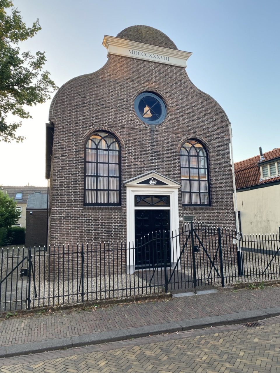 glazen klok – een geschenk van de gemeente Vijfheerenlanden aan de Evangelisch-Lutherse Gemeente Leerdam